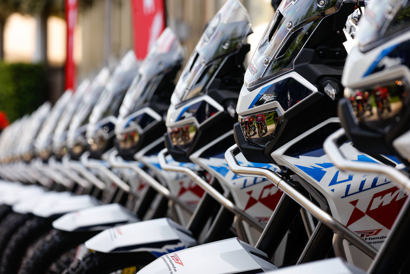 Kalandmotorozás új szinten: idén megújul a Honda Adventure Roads program