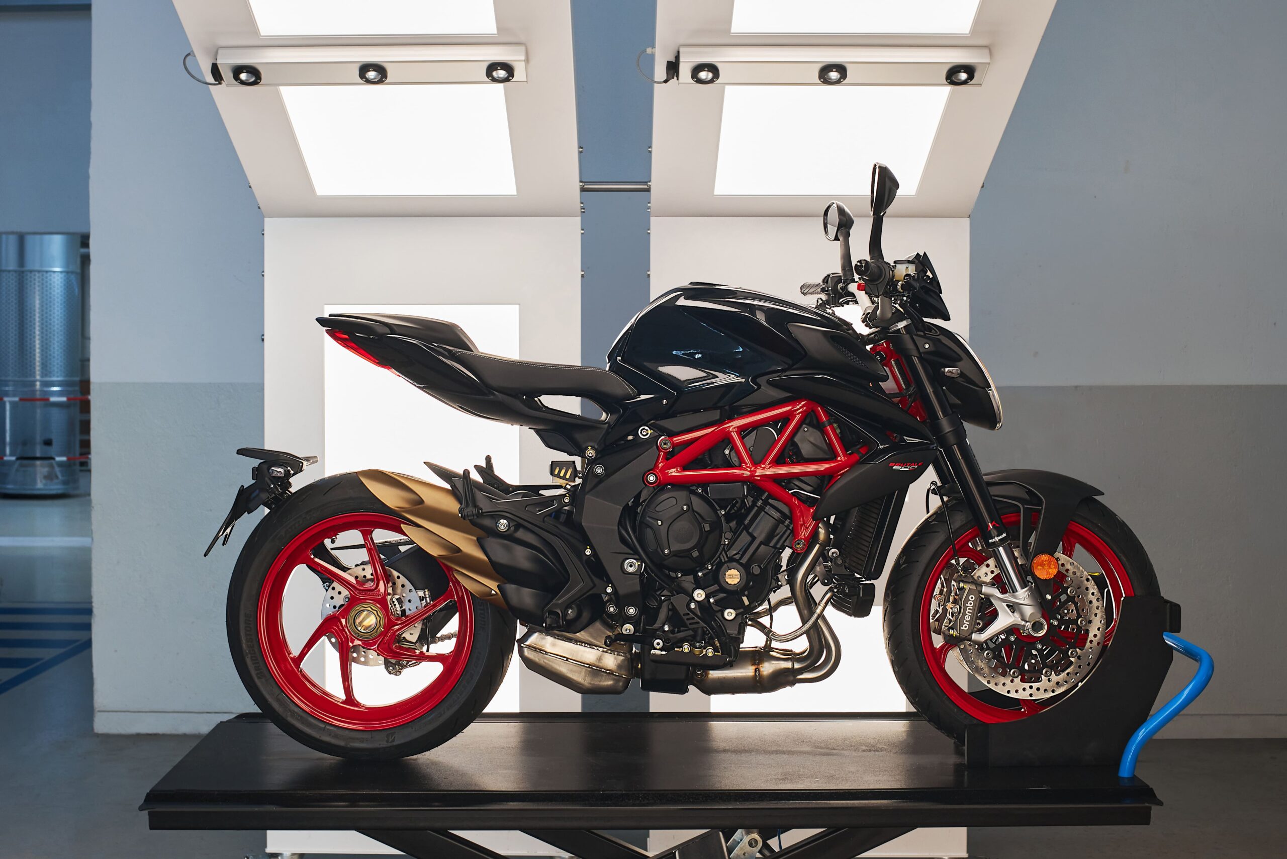 Új megjelenés: Nero Carbonio fényezéssel érkezik az MV Agusta Brutale 800