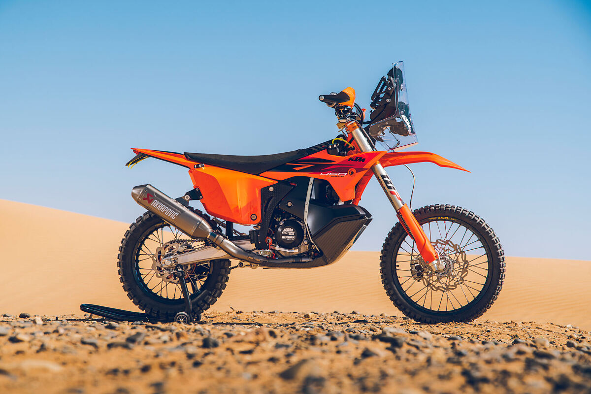 Dakar-élmény a garázsban: bemutatkozott a 2027-es KTM 450 RALLY REPLICA