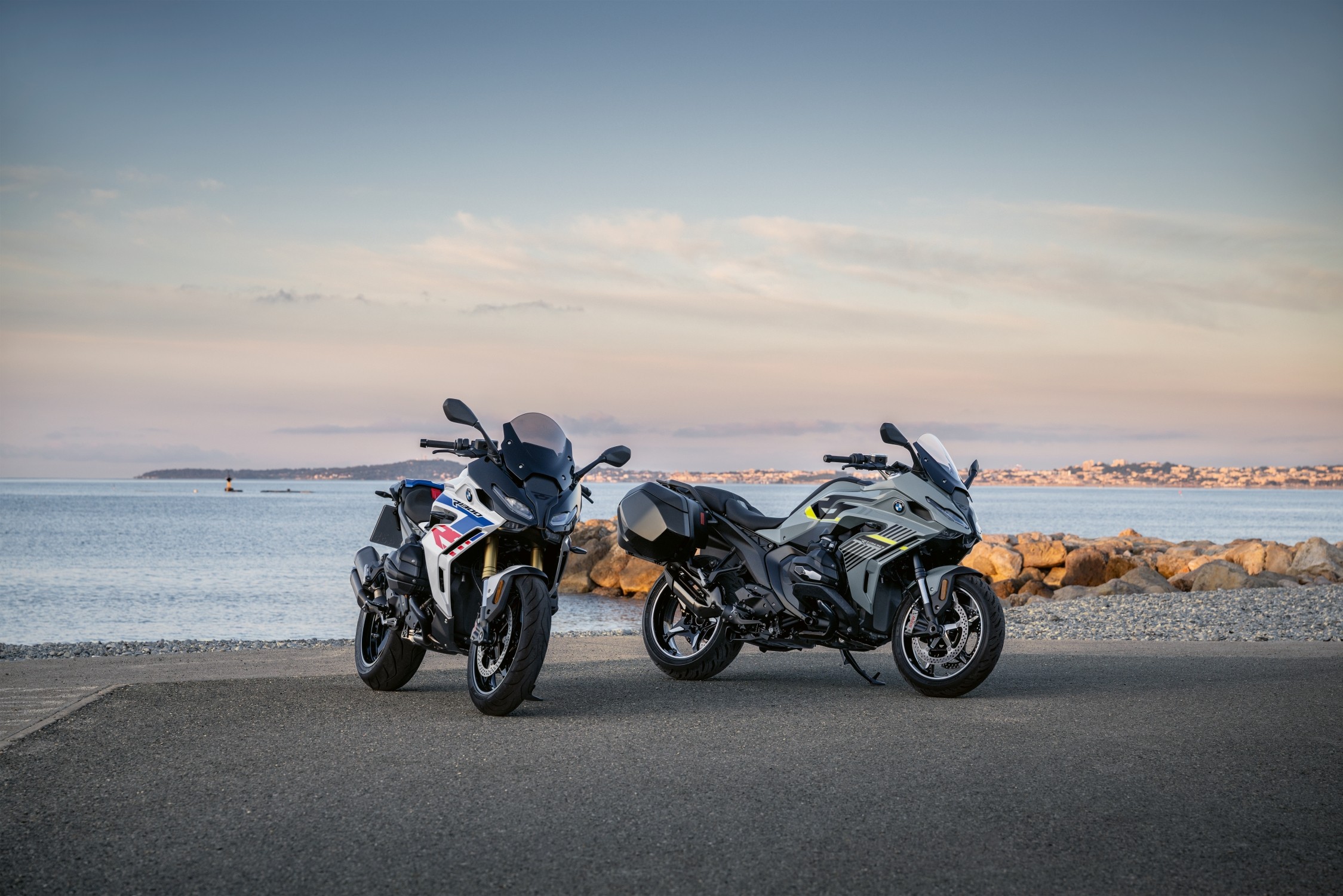 A BMW Motorrad az RS sorozatú utcai és verseny motorkerékpárok 50 éves évfordulóját ünnepli