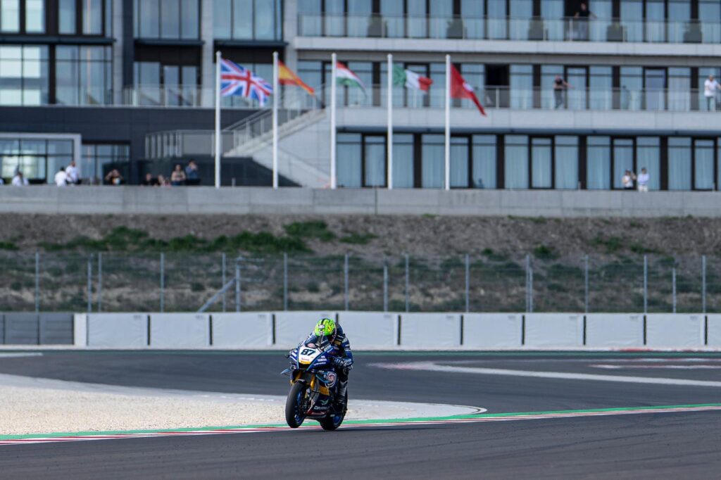 Balaton Park WorldSBK szombat: Yamaha-dominancia, dráma és kemény csaták