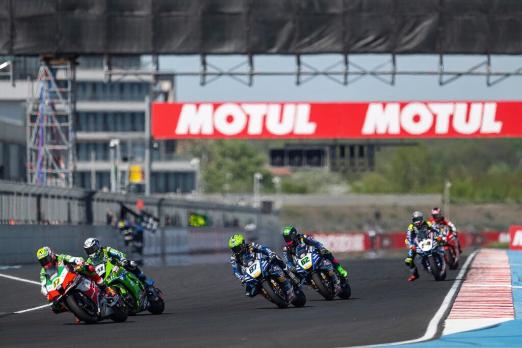 Balaton Park WorldSBK szombat: Yamaha-dominancia, dráma és kemény csaták