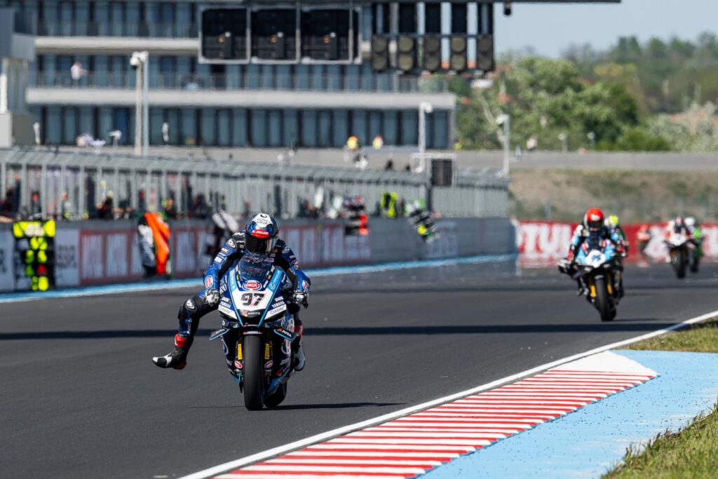 Balaton Park WorldSBK szombat: Yamaha-dominancia, dráma és kemény csaták