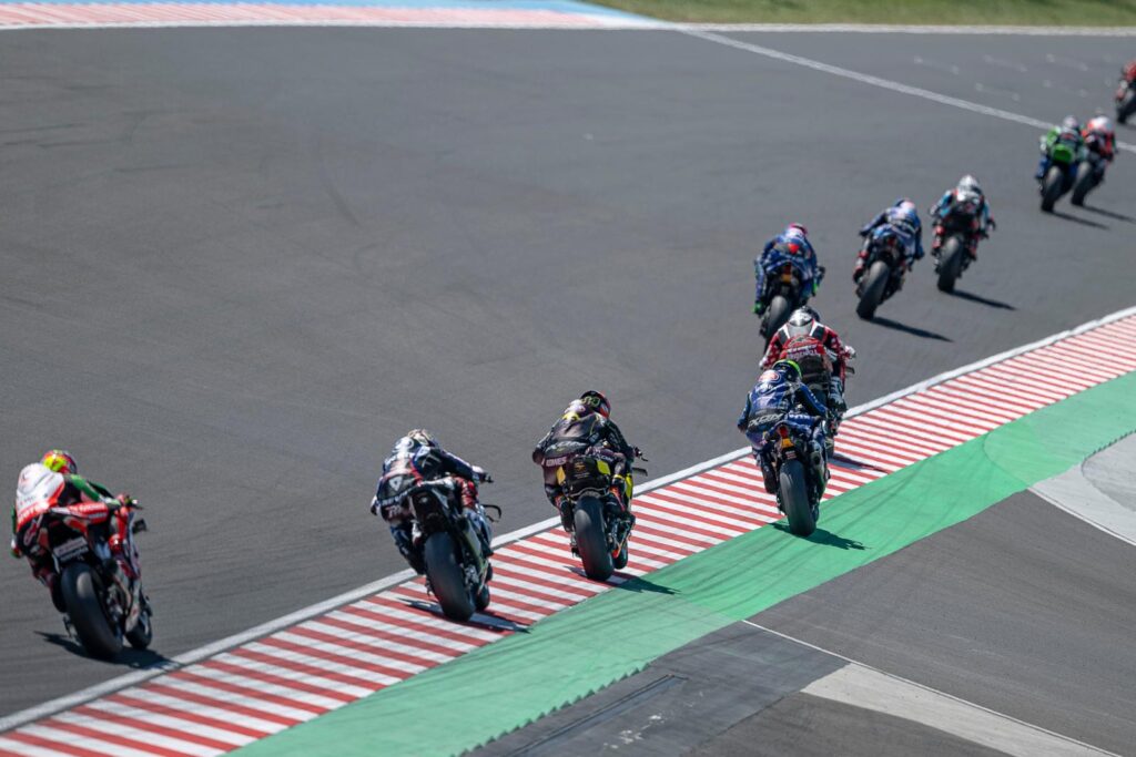 Balaton Park WorldSBK vasárnap: Ducati dominancia, Yamaha felzárkózás és drámai fordulatok