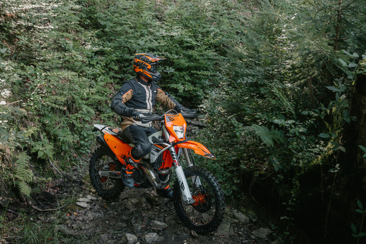 Botrány vagy félreértés? A KTM hivatalos közleményben cáfol: „Nem árulunk illegális motorokat”