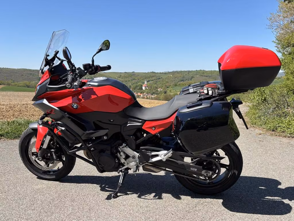 BMW F 900 XR – az alacsonyított verzió magasra helyezett mércéje! BMW F 900 XR – az alacsonyított verzió magasra helyezett mércéje!