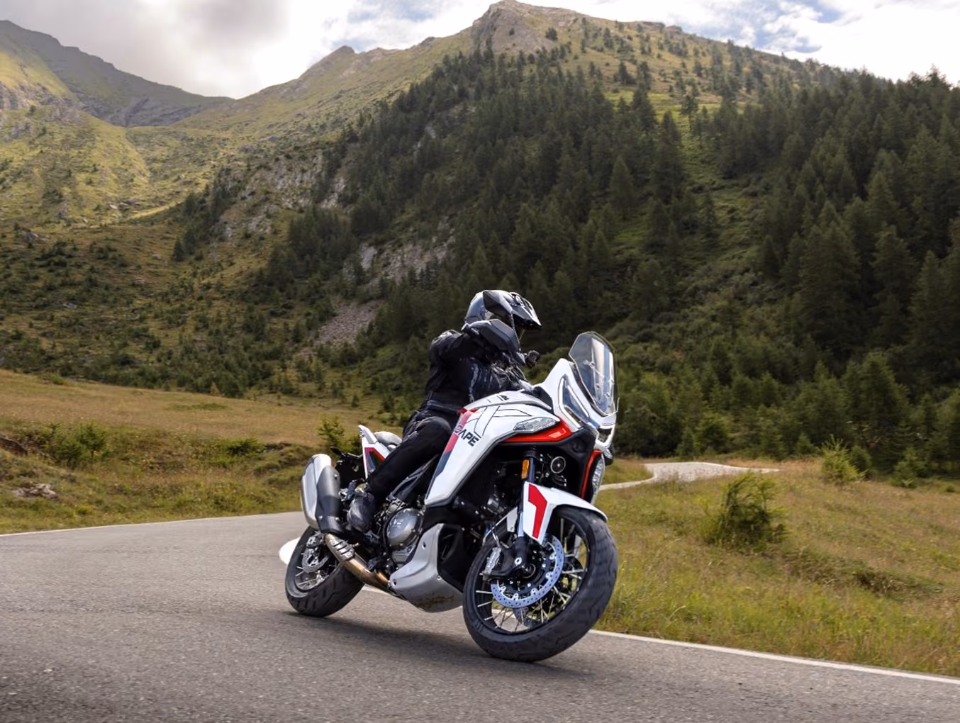 Megérkezett: Moto Morini X-Cape 1200 – A TÚRAMOTOROZÁS UTOLSÓ HATÁRA Megérkezett: Moto Morini X-Cape 1200 – A TÚRAMOTOROZÁS UTOLSÓ HATÁRA