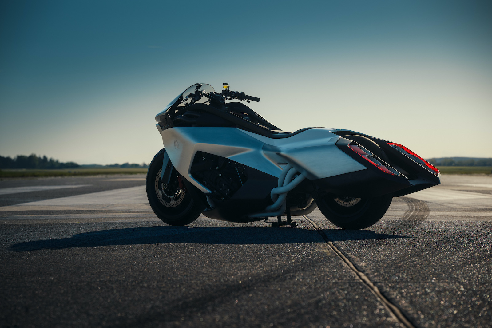BMW Motorrad Vision K18: brutális hathengeres koncepcióval sokkolt a BMW a Comói-tónál