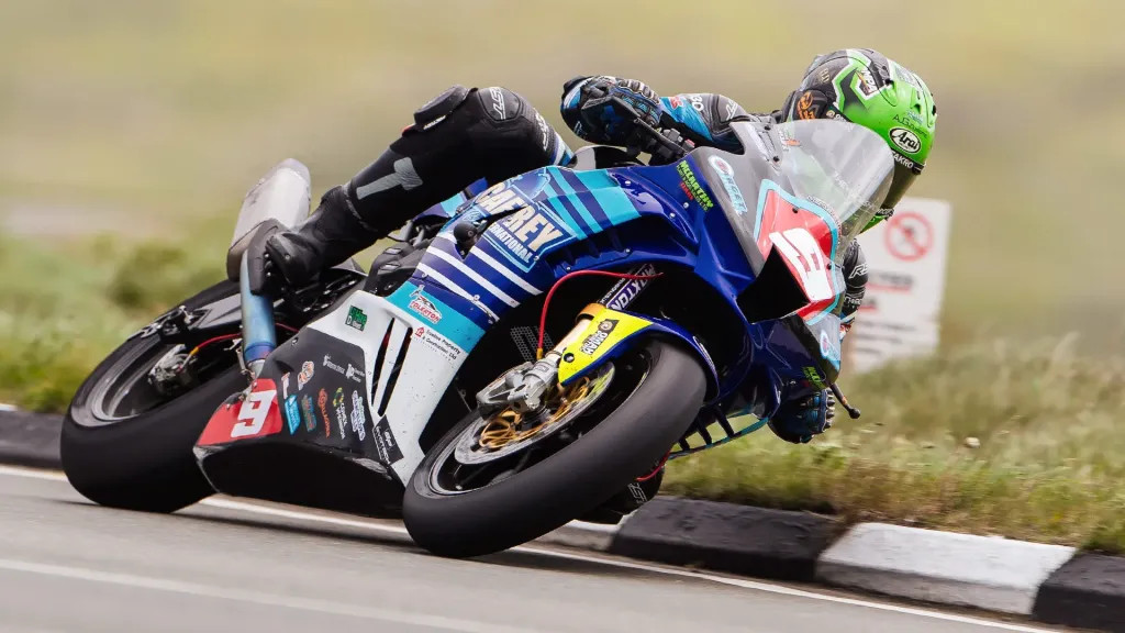 217 km/h-s átlag a Mountain Course-on – pénteken Harrison új szintre emelte a TT tempóját, Dunlop pedig újra visszavette a vezetést