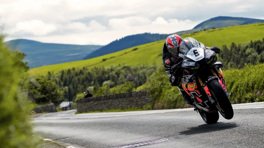 Elrajtolt a 2026-os Isle of Man TT – piros zászló az első szabadedzésen / soha nem volt még ennyire követhető a legendás verseny