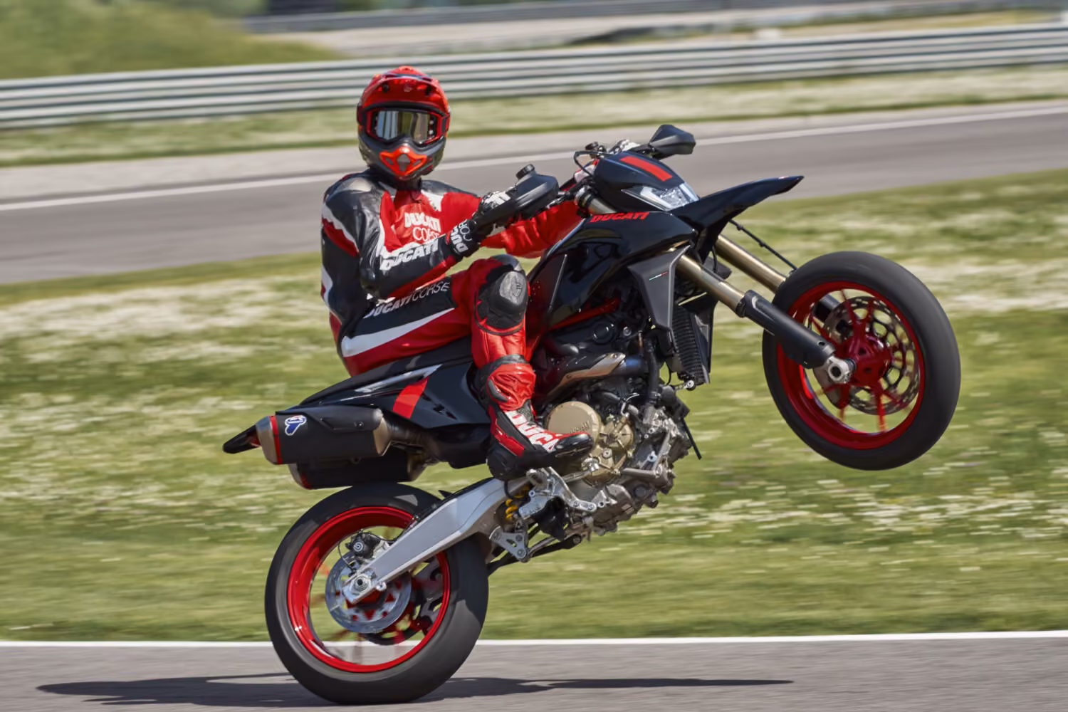 Ducati bemutatta új supermotóját, a Ducati Hypermotard 698 Mono Nera modellt