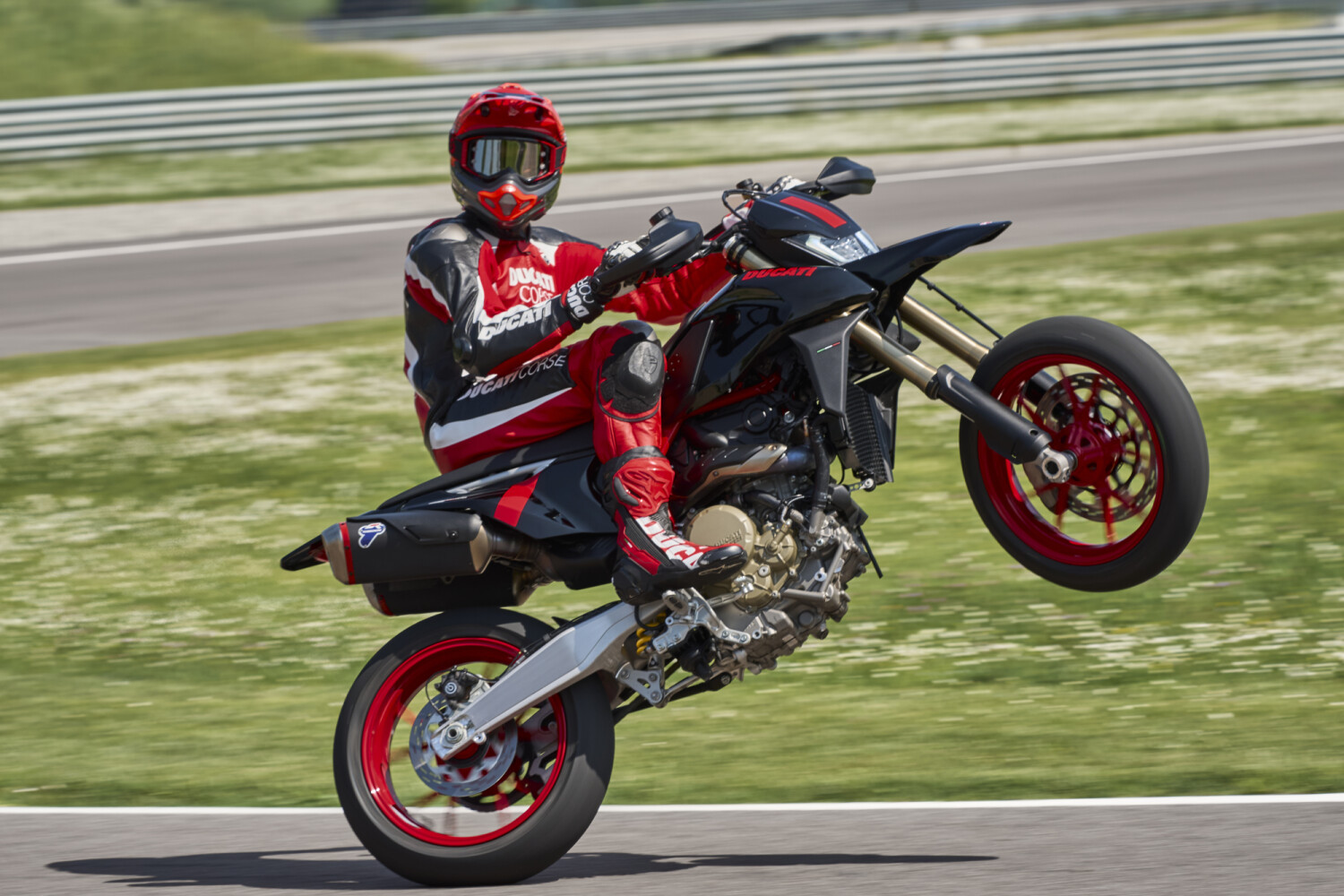 Ducati bemutatta új supermotóját, a Ducati Hypermotard 698 Mono Nera modellt