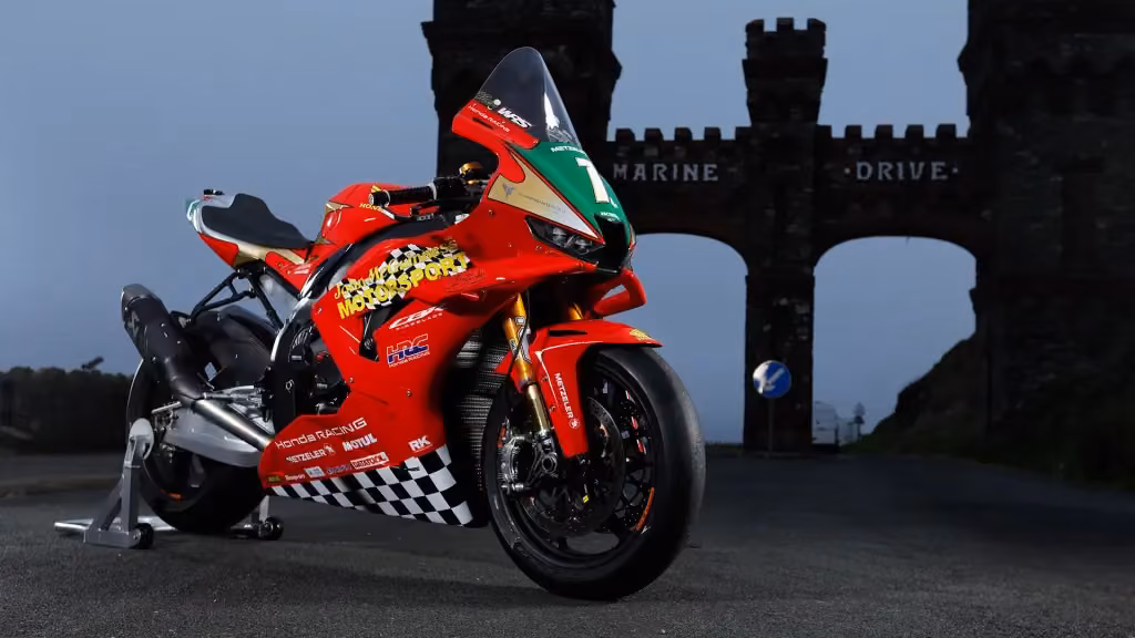 30 év a Hegyen: John McGuinness előtt tiszteleg a Honda egy különleges Fireblade-del 30 év a Hegyen: John McGuinness előtt tiszteleg a Honda egy különleges Fireblade-del