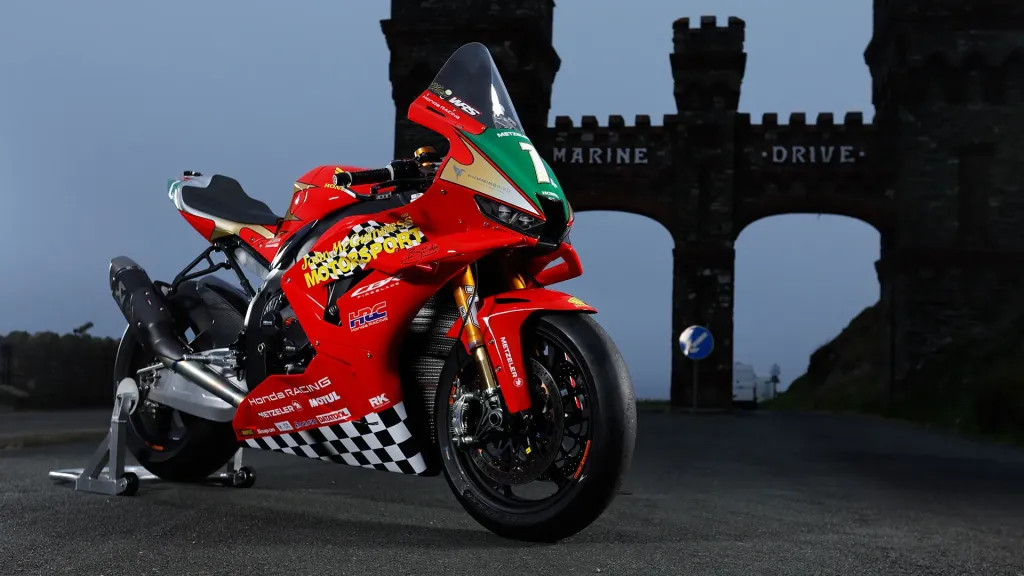 30 év a Hegyen: John McGuinness előtt tiszteleg a Honda egy különleges Fireblade-del