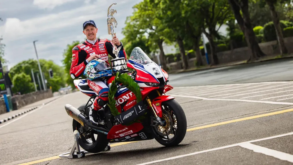 15 másodpercet adott Hickmannak, történelmet írt a TT-n Dean Harrison, megszerezte első Superbike-győzelmét