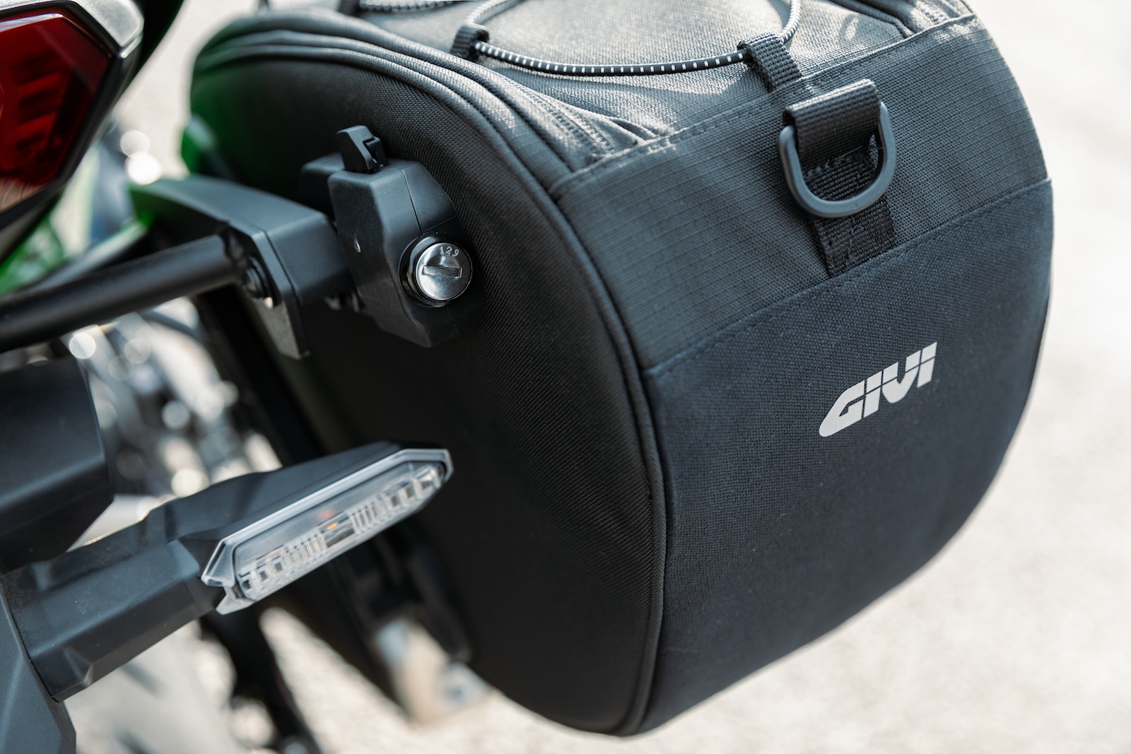 GIVI Stealth: eltüntethető oldaltáska-tartó rendszer sportmotorokra és naked bike-okra