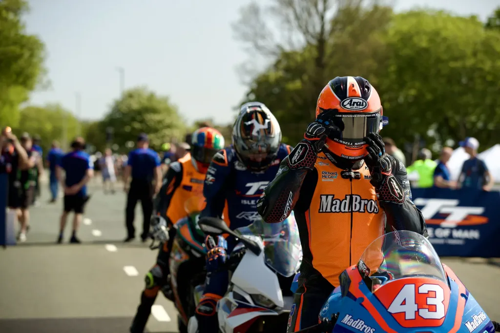 Frissítés: lezárják a Parliament Square nézőterét, miközben az újoncok hivatalosan is megkezdték a 2026-os  Isle of Man TT-t