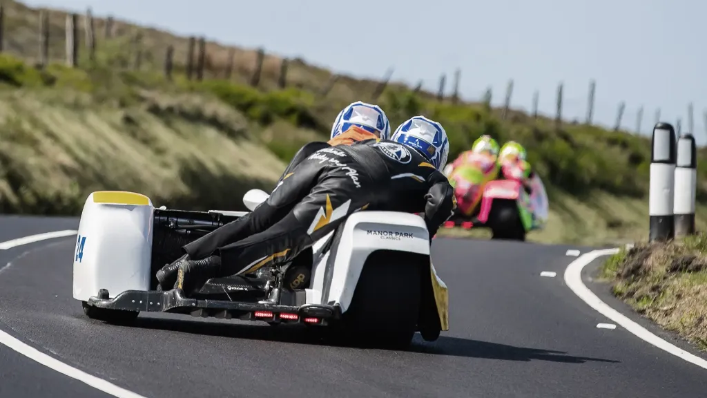 IOM TT 2026 – felfüggesztették a sidecar kategóriát, meghalt Daniel Ingham