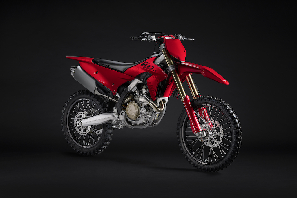 Itt a 15 ezret forgó Ducati Desmo250 MX – teljes off-road család épül