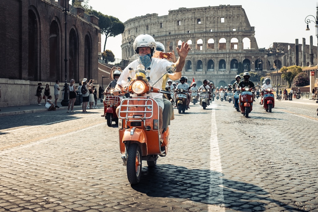 25 ezer Vespa, 67 ország, 50 ezer látogató – így ünnepelt Rómában a 80 éves legenda