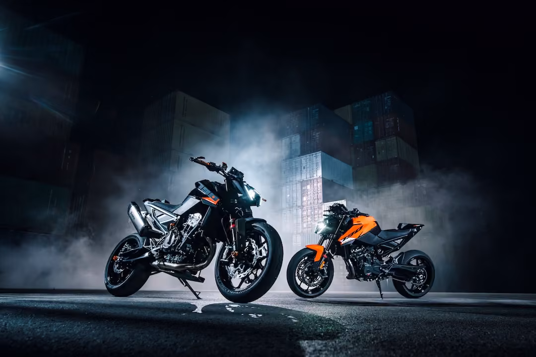 Megújult a KTM 790 Duke: új külsővel, fejlettebb futóművel és átdolgozott ergonómiával érkezik a 2027-es modell Megújult a KTM 790 Duke: új külsővel, fejlettebb futóművel és átdolgozott ergonómiával érkezik a 2027-es modell
