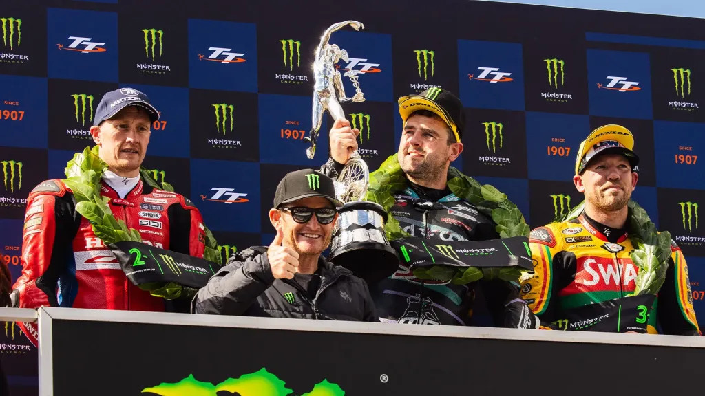 Megállíthatatlan a TT királya: Michael Dunlop kilencedik egymást követő Supersport-győzelmével tovább írta a történelmet