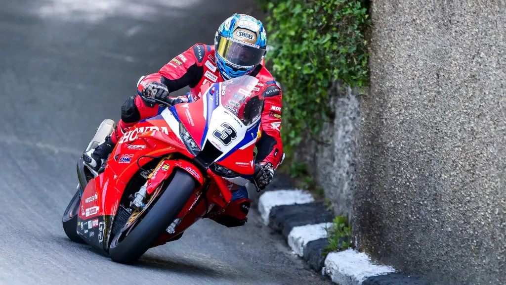 Drámai befejezés a TT-n: Harrison rekordkör felé száguldott, majd megállt az idő – így ért véget a 2026-os Isle of Man TT