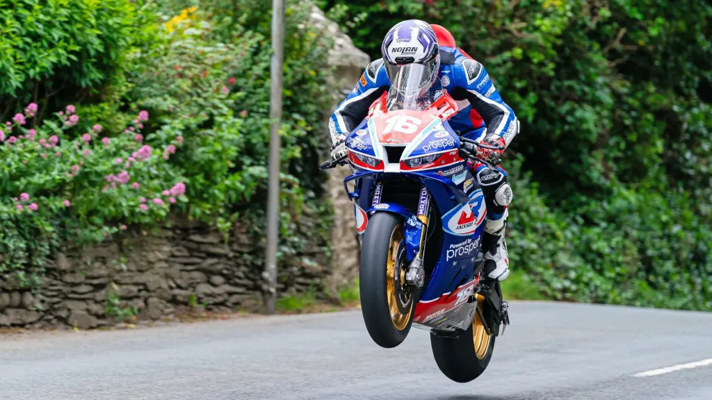 Újabb mérföldkövek a TT-n: Mitch Rees élete leggyorsabb körét futotta, Paul Jordan belépett az elit 130 Clubba – friss hírek Maria Costello állapotáról