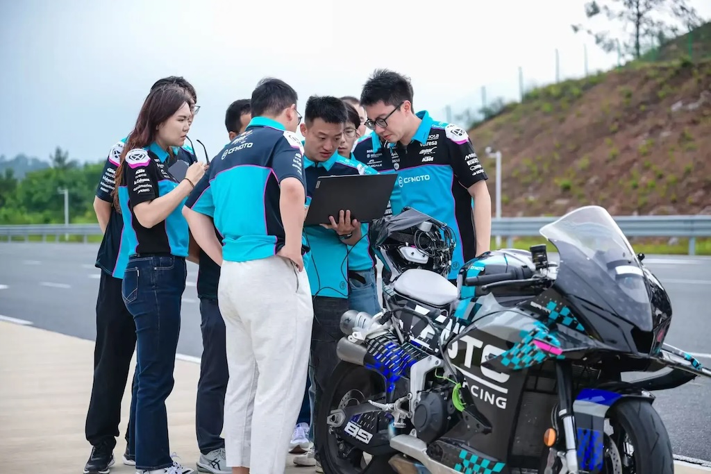 Hivatalos: 315 km/h egy kínai „utcai” motorral, a CFMOTO V4 SR-RR belépett a superbike-ok világába