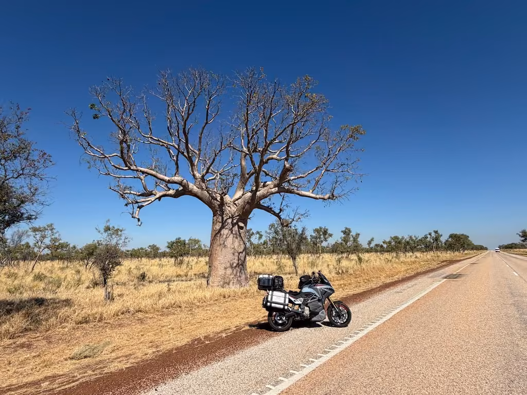 Félúton Ausztráliában, elektromos motorral – már 9000 km-t maga mögött tud, a kontinens legvadabb útjain