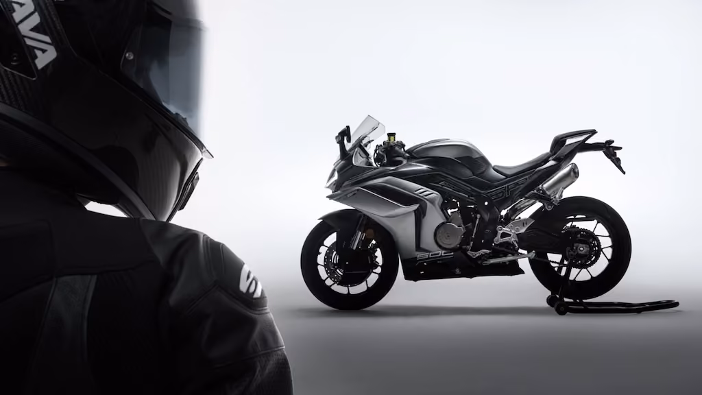 Soros négyhenger, elektronikus kuplung és ride-by-wire: itt a CFMOTO 500SR