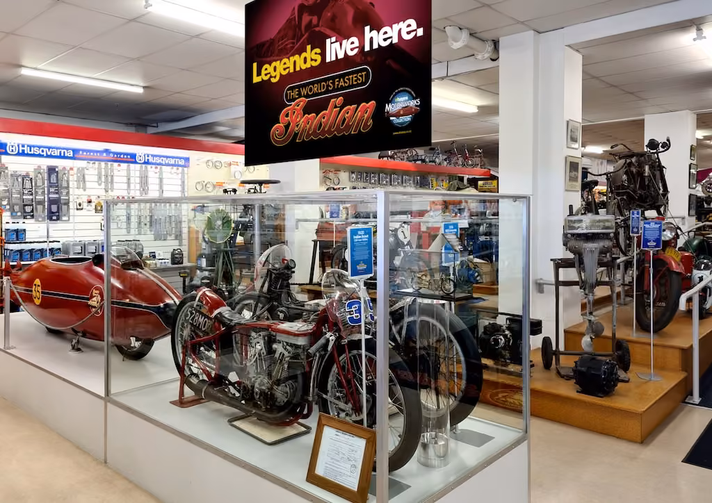 A világ egyik leghíresebb rekordmotorja egy barkácsboltban áll. Hogyan került oda Burt Munro Indian Scoutja?