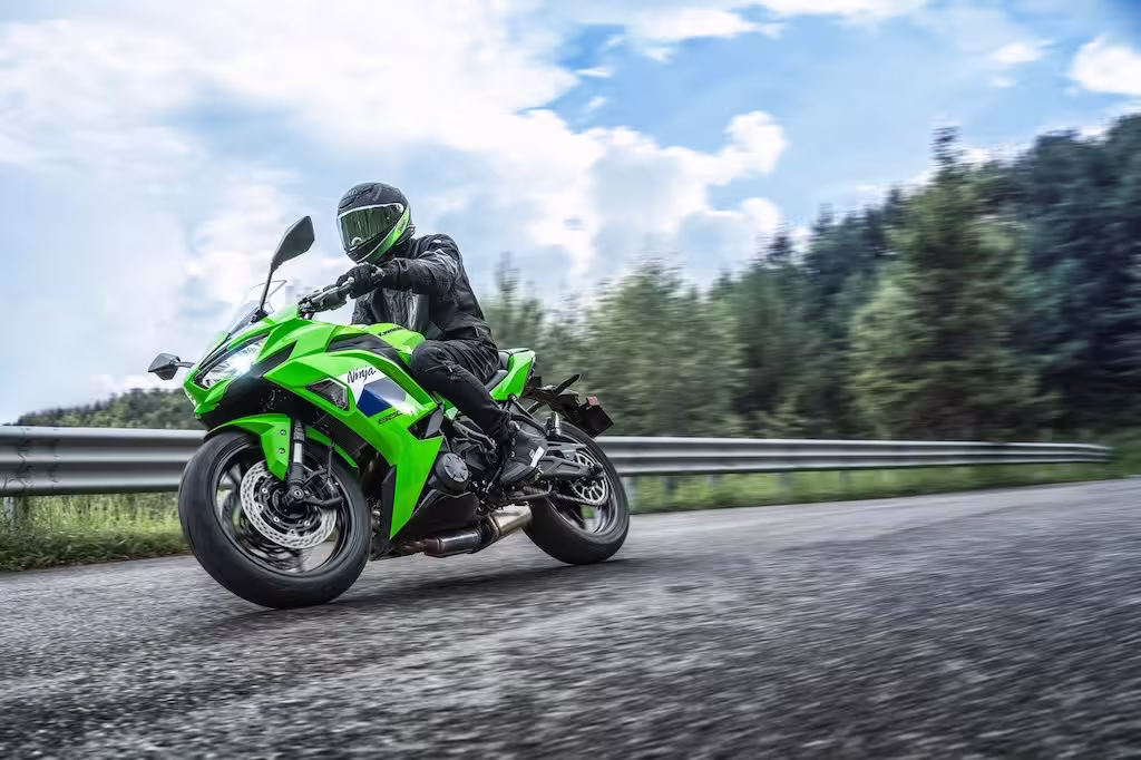 Új első futóművet és erősebb fékeket kapott a 2027-es Kawasaki Ninja 650 Új első futóművet és erősebb fékeket kapott a 2027-es Kawasaki Ninja 650