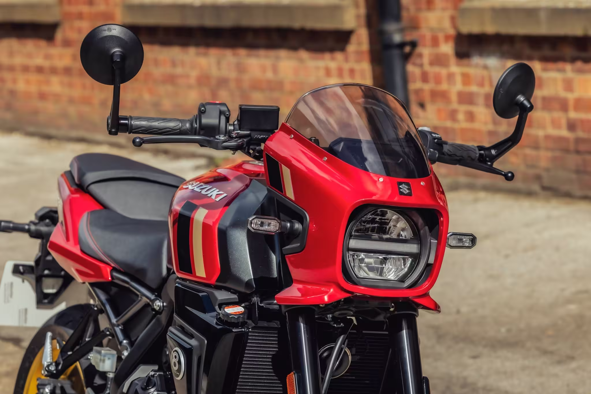 Piros színnel frissül a retro Red Dot-díjas Suzuki GSX-8TT